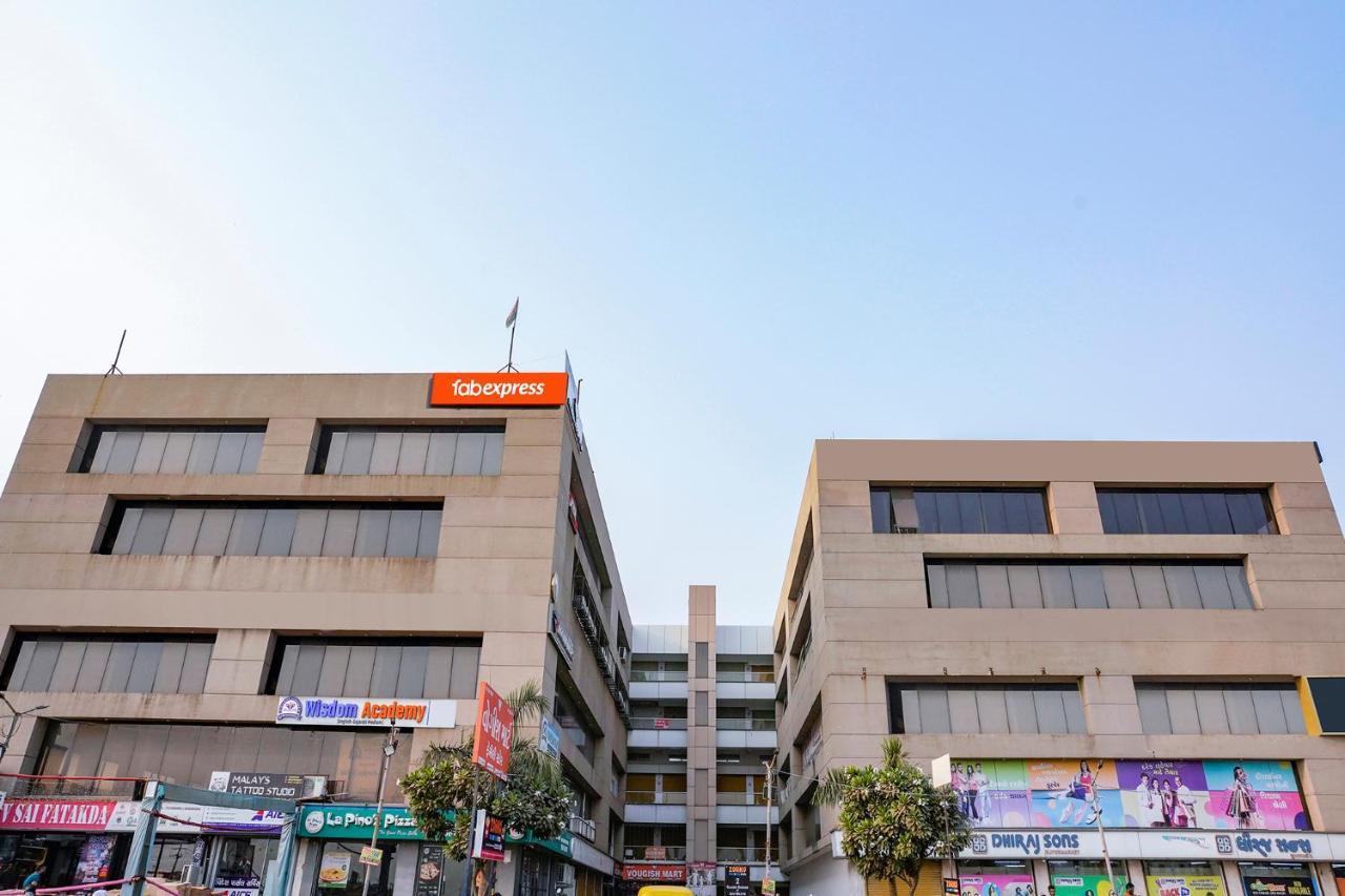 Fabexpress Blue Stone Hotel Surat Buitenkant foto